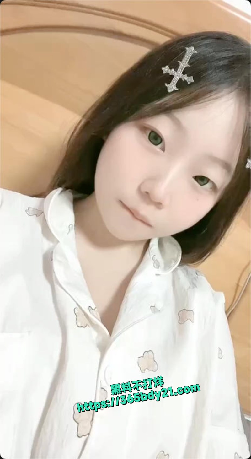 极品毕业高中生给大哥拍摄私密视频 2