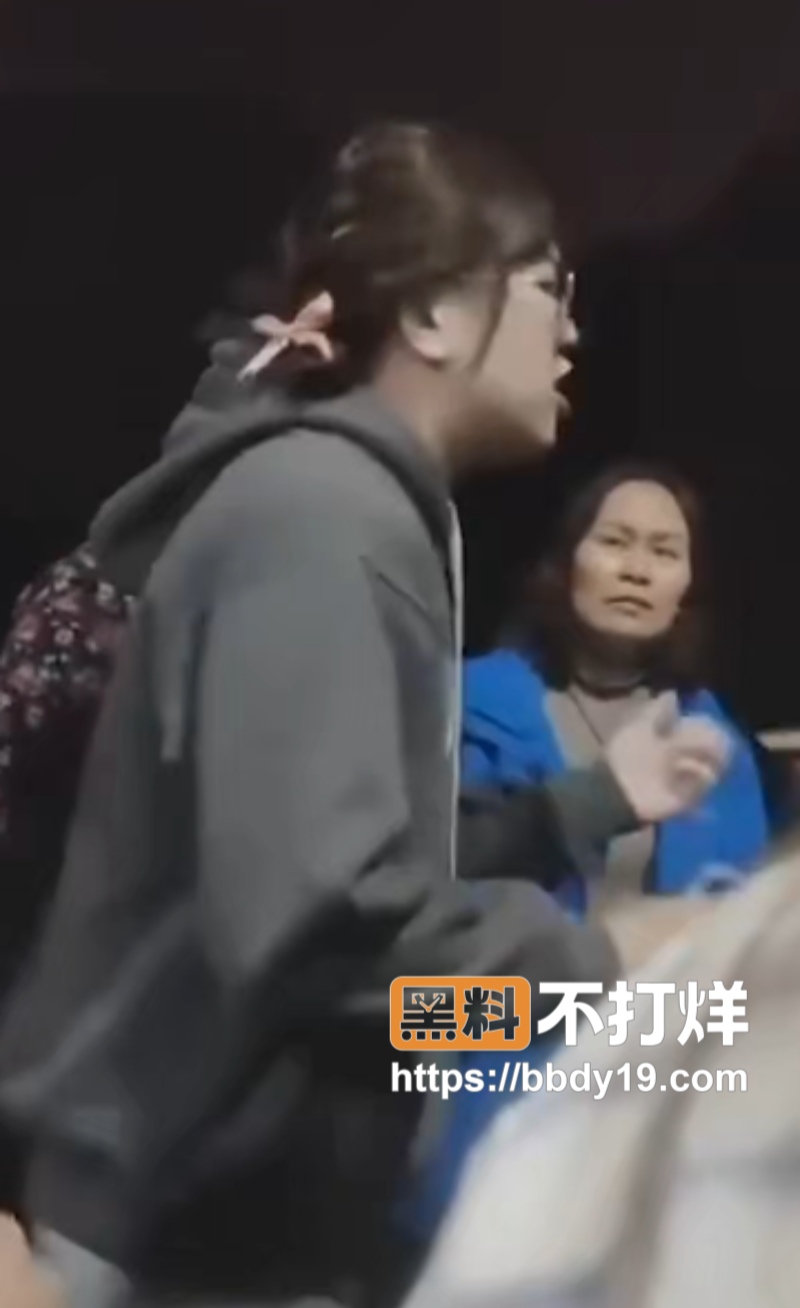 某大学男学生男扮女装勇闯女浴室7