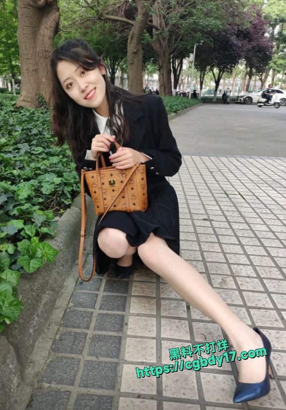 南京大学艺术学院大三母狗杨豆豆搞破鞋2
