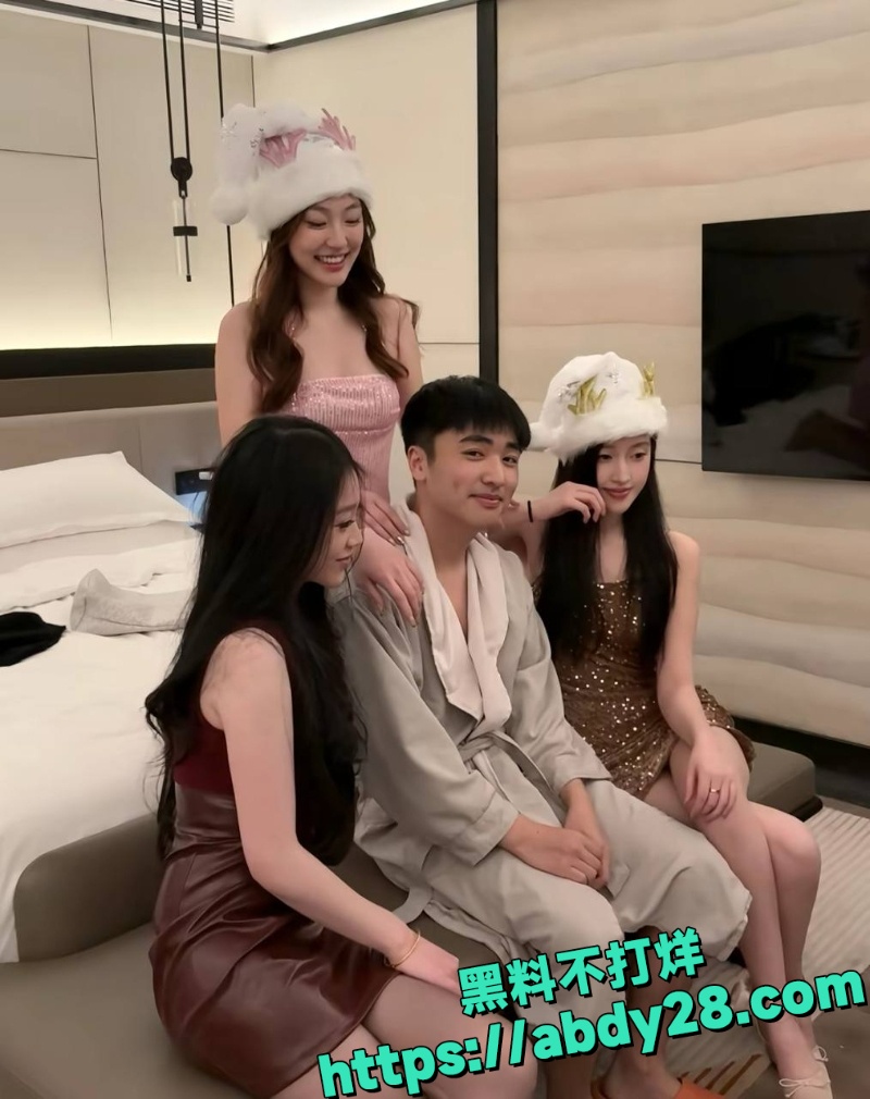 无锡3女1男酒店自拍发抖音11