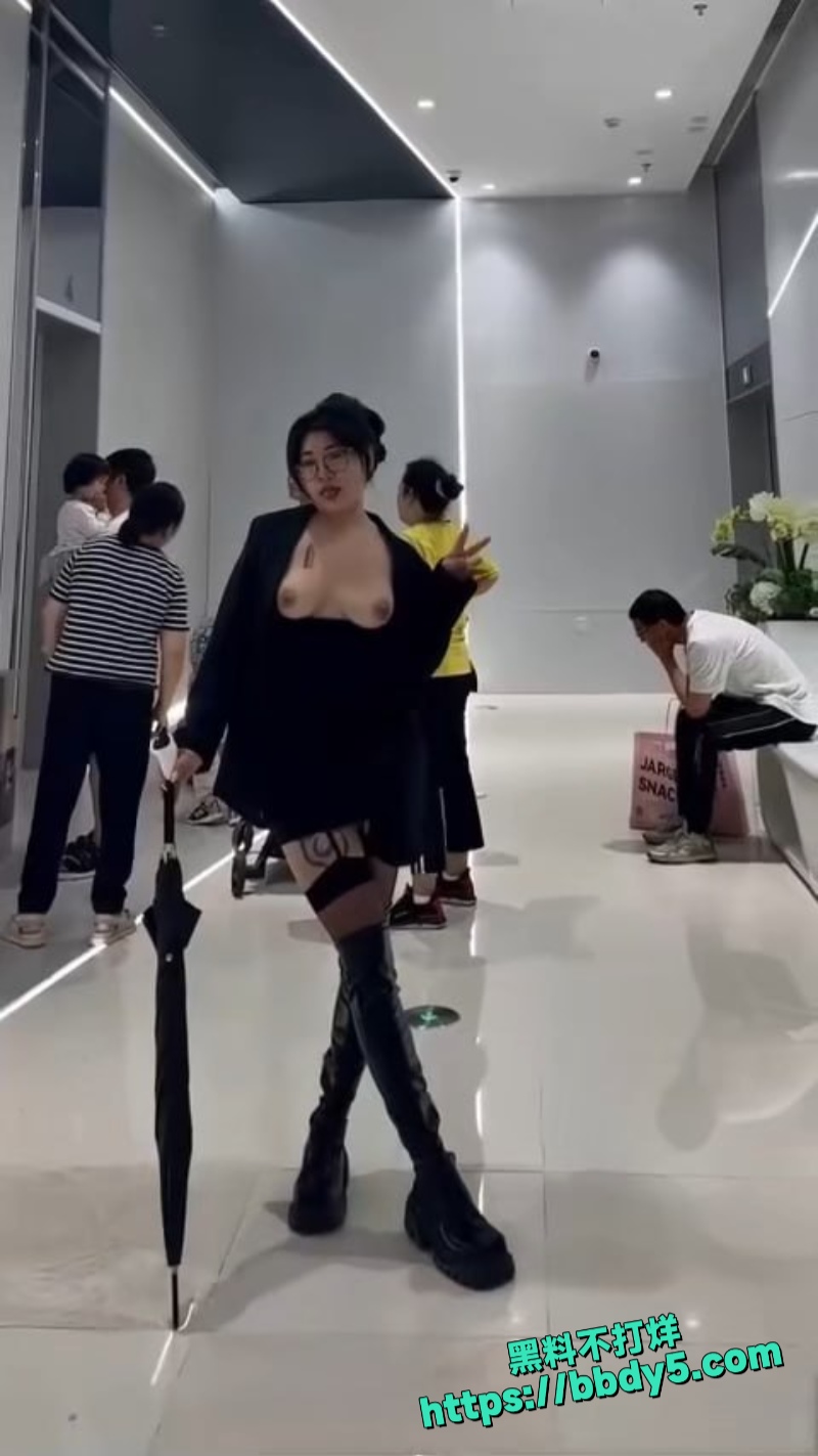 顶级反差婊 商场全裸吃面6