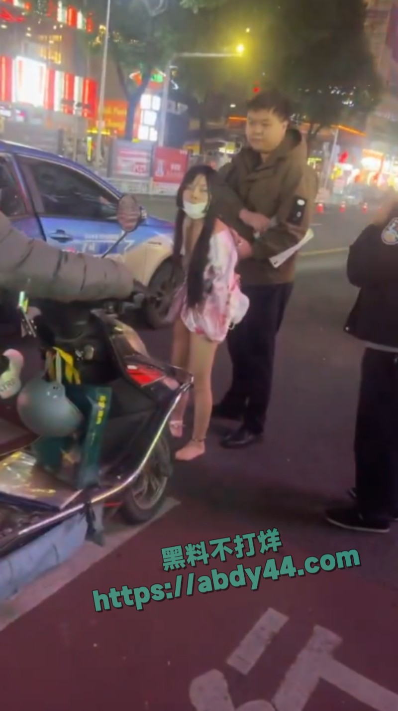长沙一女子当街裸露3