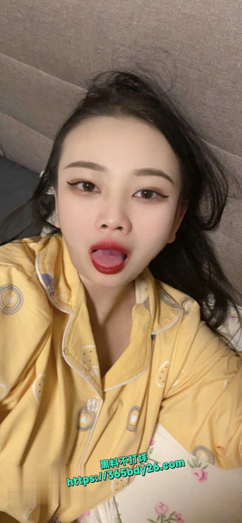 刚结婚极品少妇胡梦瑶被前男友带朋友3P群交 2