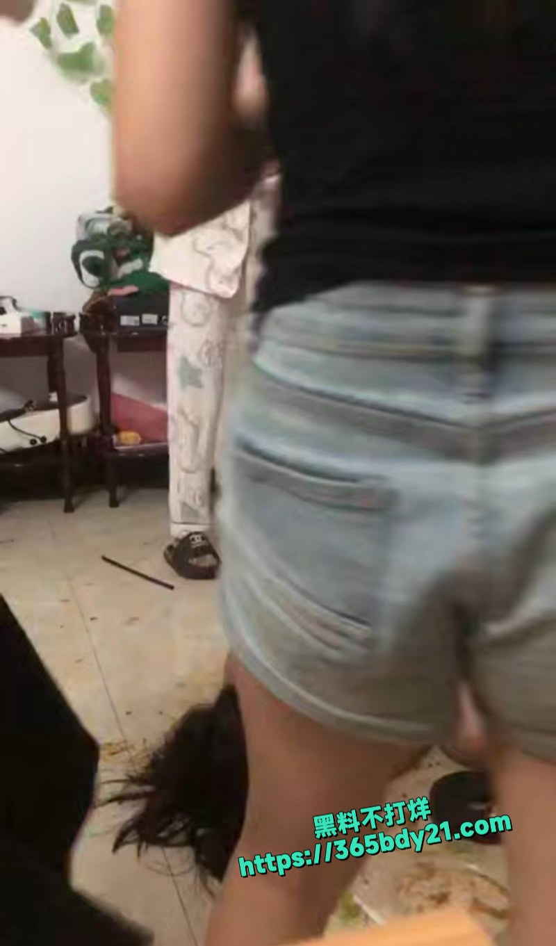 两广地区一群精神小妹房内狂殴小姑娘 2