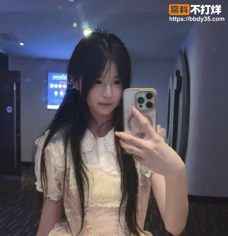 高颜值双马尾女大学生酒店被富哥无套内射1