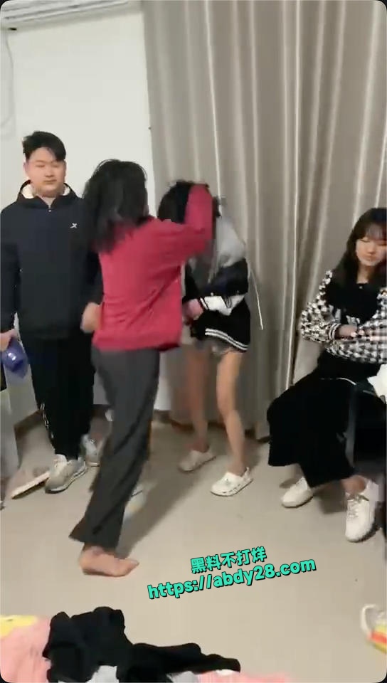 精神小伙精神小妹霸凌小姑娘 7