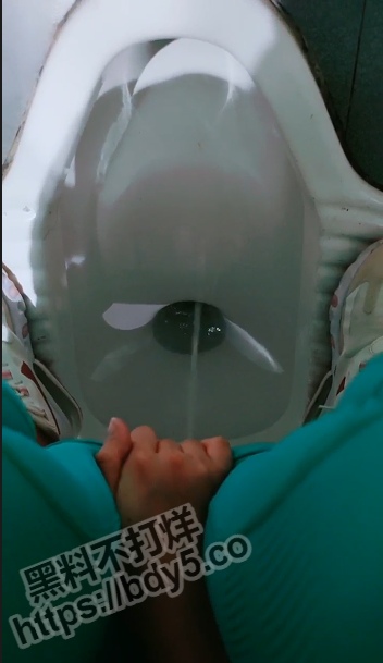 美女主播为你偷拍抄底.jpg