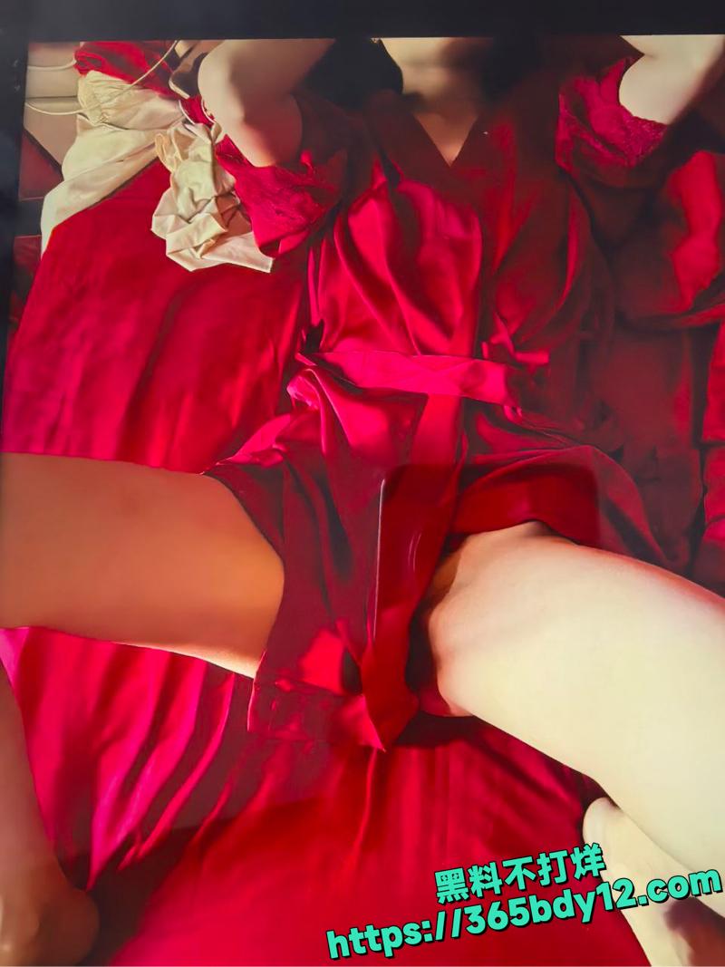 新婚小夫妇婚假疯狂操逼视频曝光1.