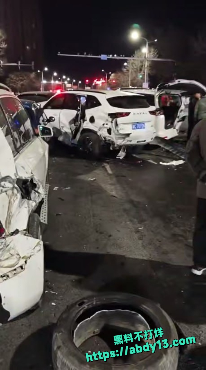 秦皇岛北环路白色SUV失控 2