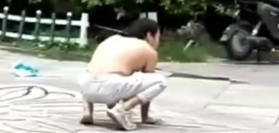武汉小区男子异常咬人 发出狗叫声追咬路人 福星惠誉小区咬人事件警方带走