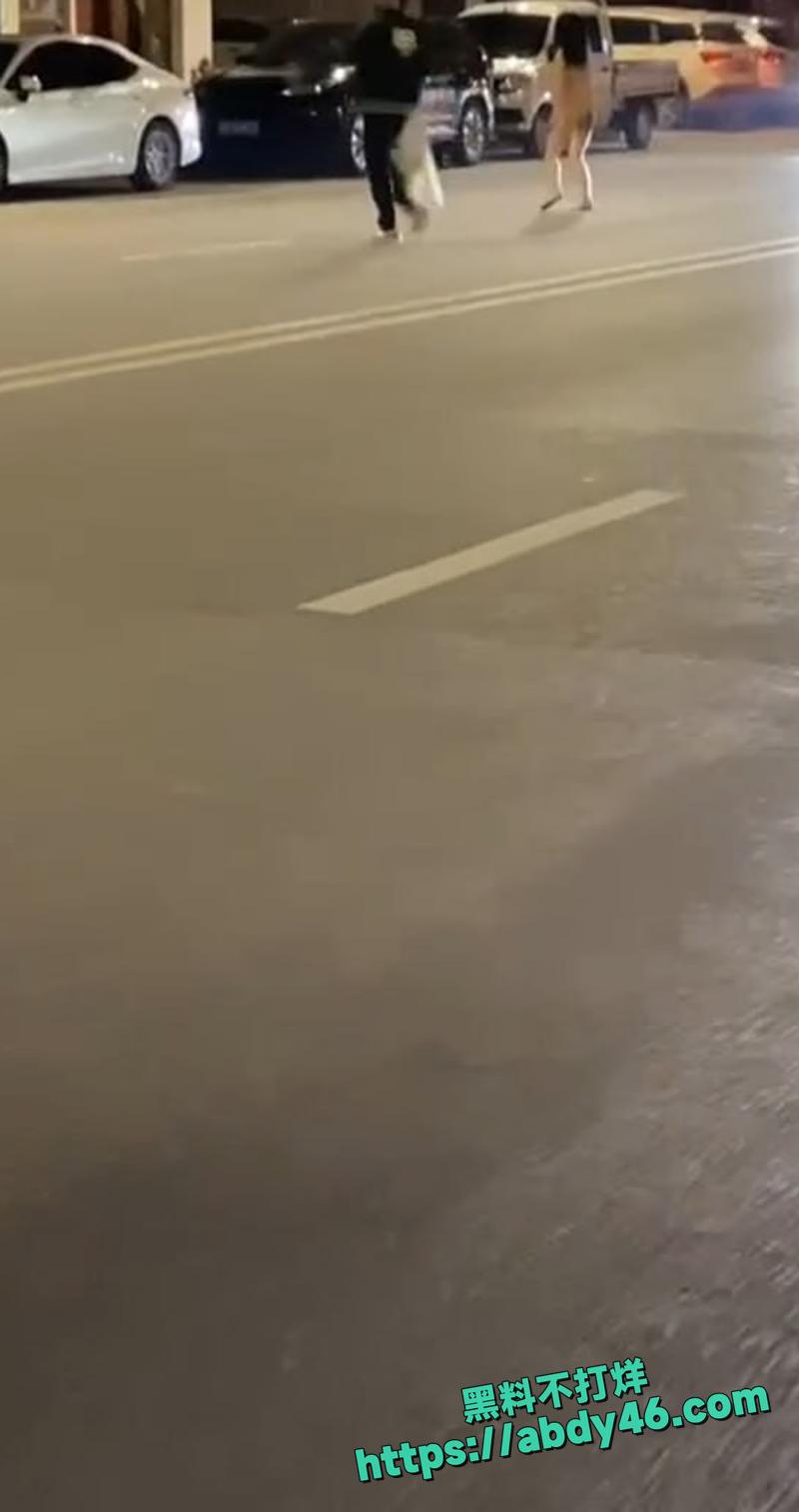 广西街头惊现裸奔女子04