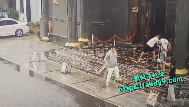 两大哥酒店门口遭菜刀狂砍1