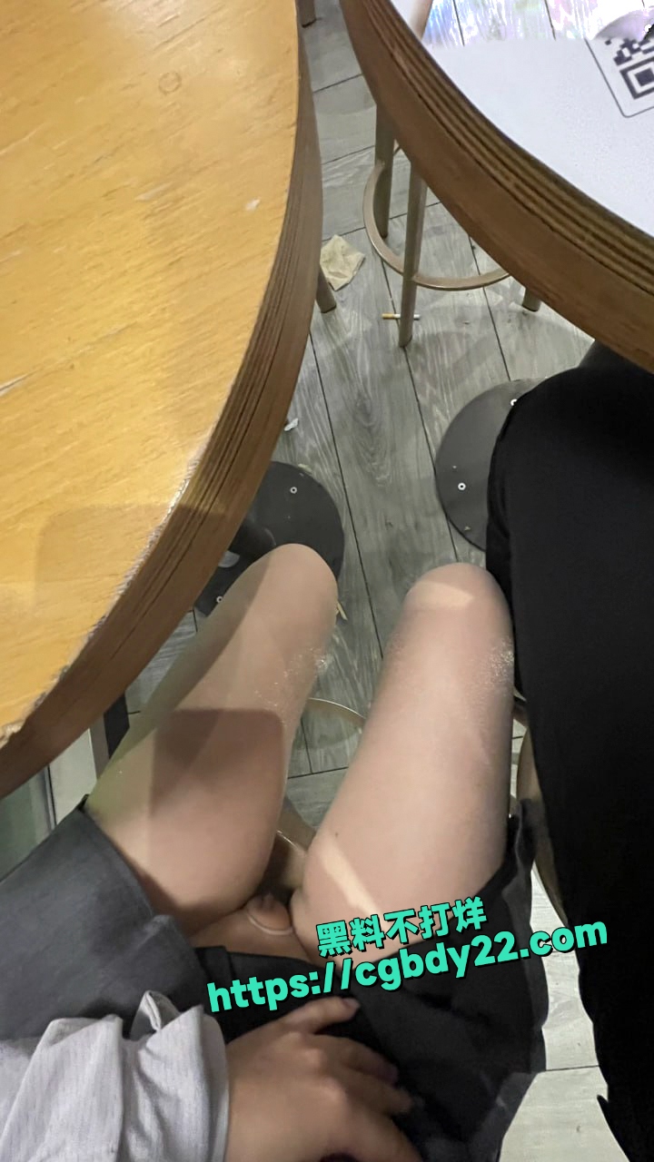 超级骚货大胆露脸记录日常生活 户外露出自慰21