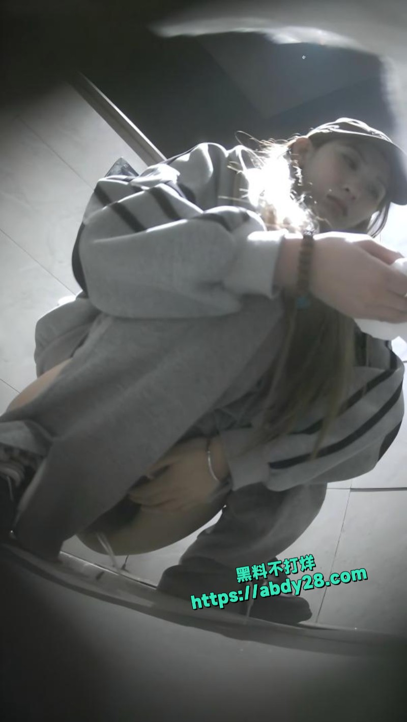 最新酒吧女厕所偷怕