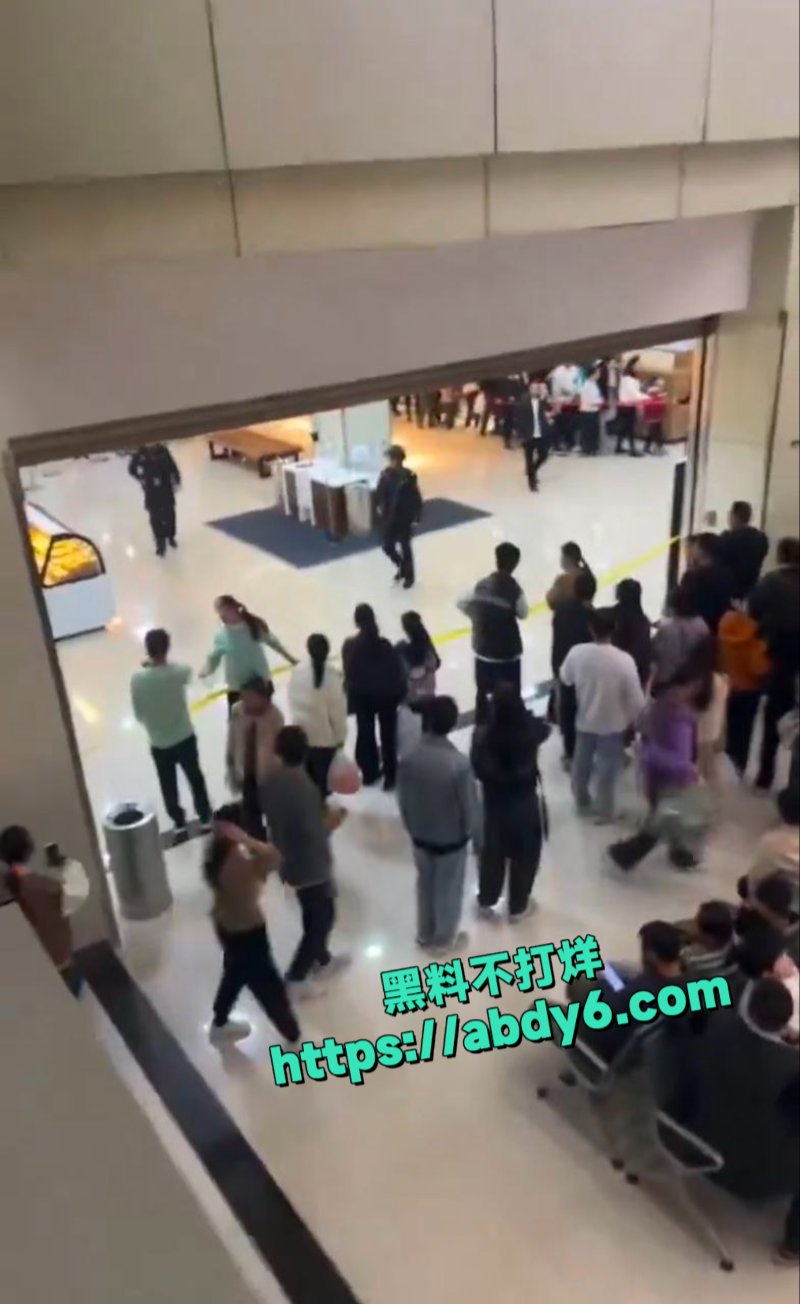 河南许昌胖东来时代广场一楼发生疑似持刀伤人事件6