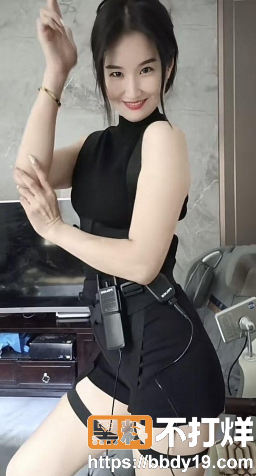 抖音长舌头姐姐口交视频流出 长舌舔假鸡巴动作超级骚3