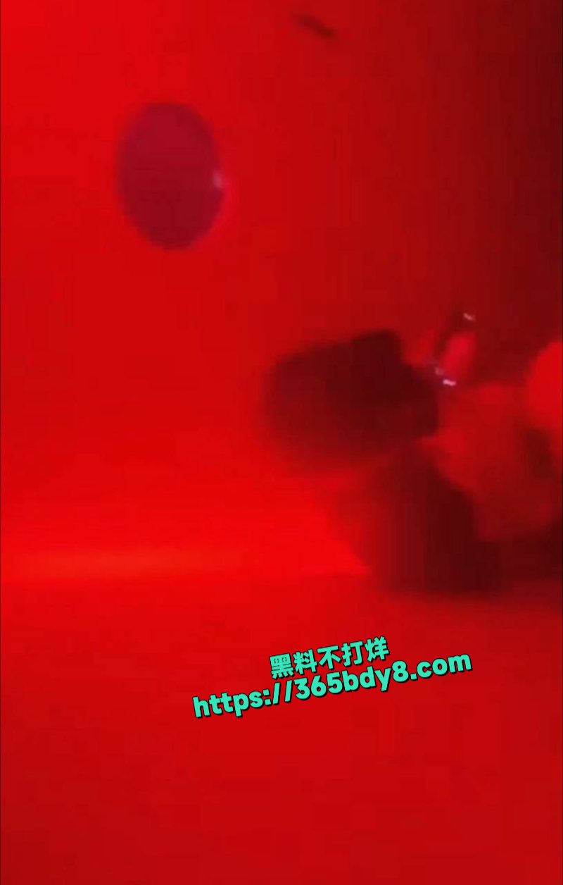 酒吧厕所干起来了叫那么大声2