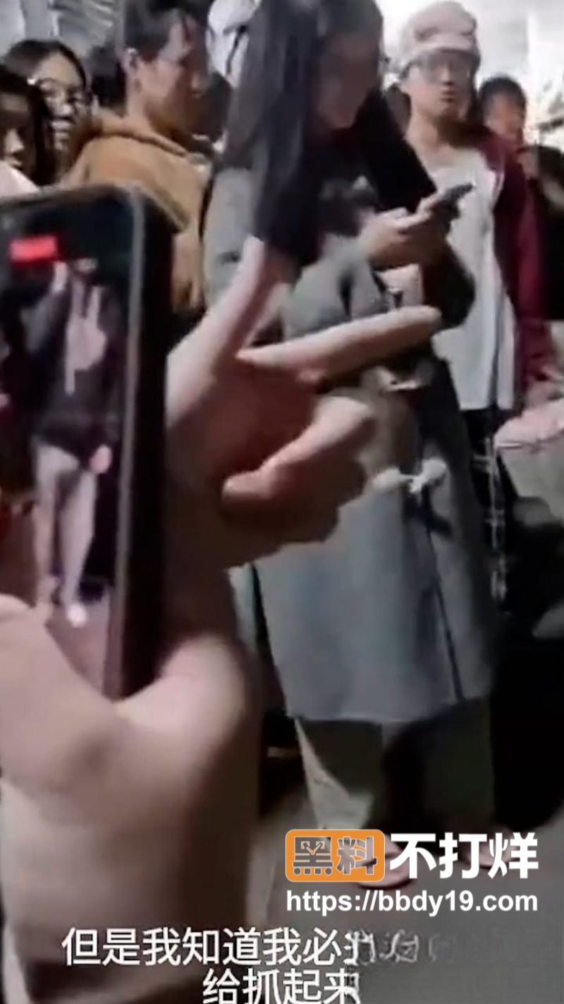 某大学男学生男扮女装勇闯女浴室4