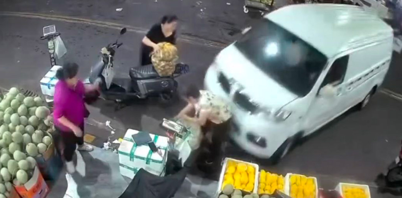 云南西双版纳景洪市 一男子驾车起步时操作不当 导致一死三伤 现场画面曝光