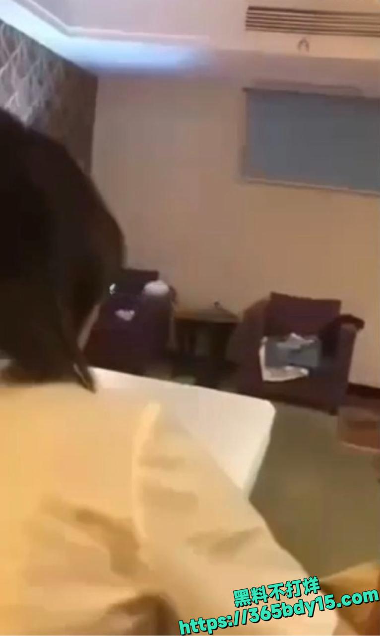 每日一抓奸夫淫妇酒店抓奸视频曝光 1.