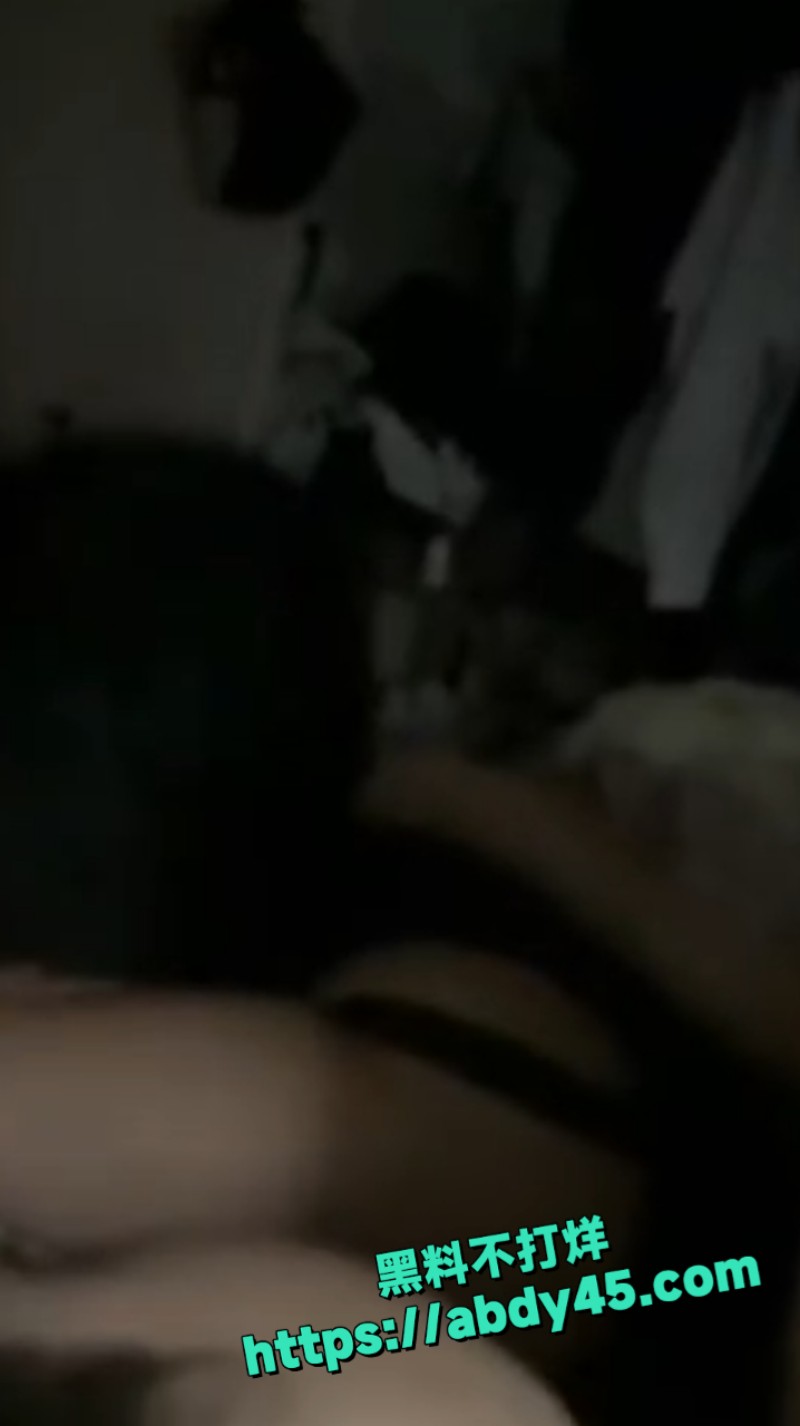 女生和男友炮友睡一张床 7