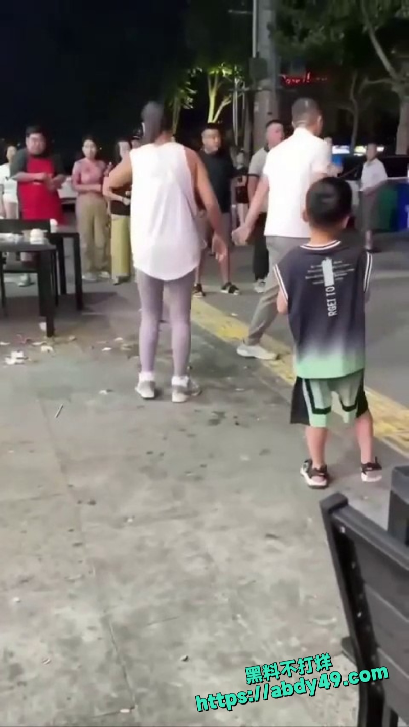 姐妹打架 衣服全被扯掉 7