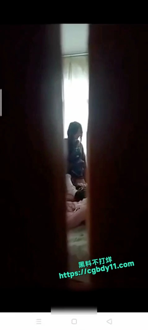 中国好室友带女友回家操逼故意开门 (2).jpg