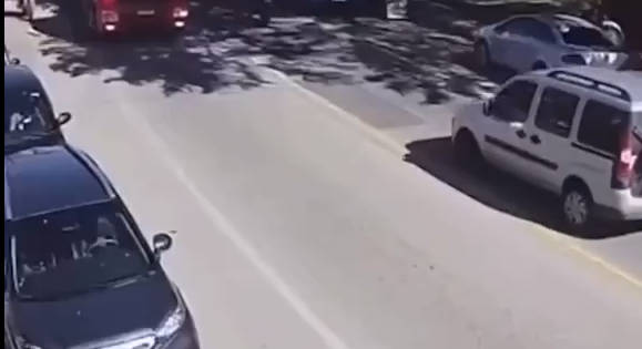 开门杀女子突然开车门顶飞路边小伙 小伙滚进大货车底命大自己爬出