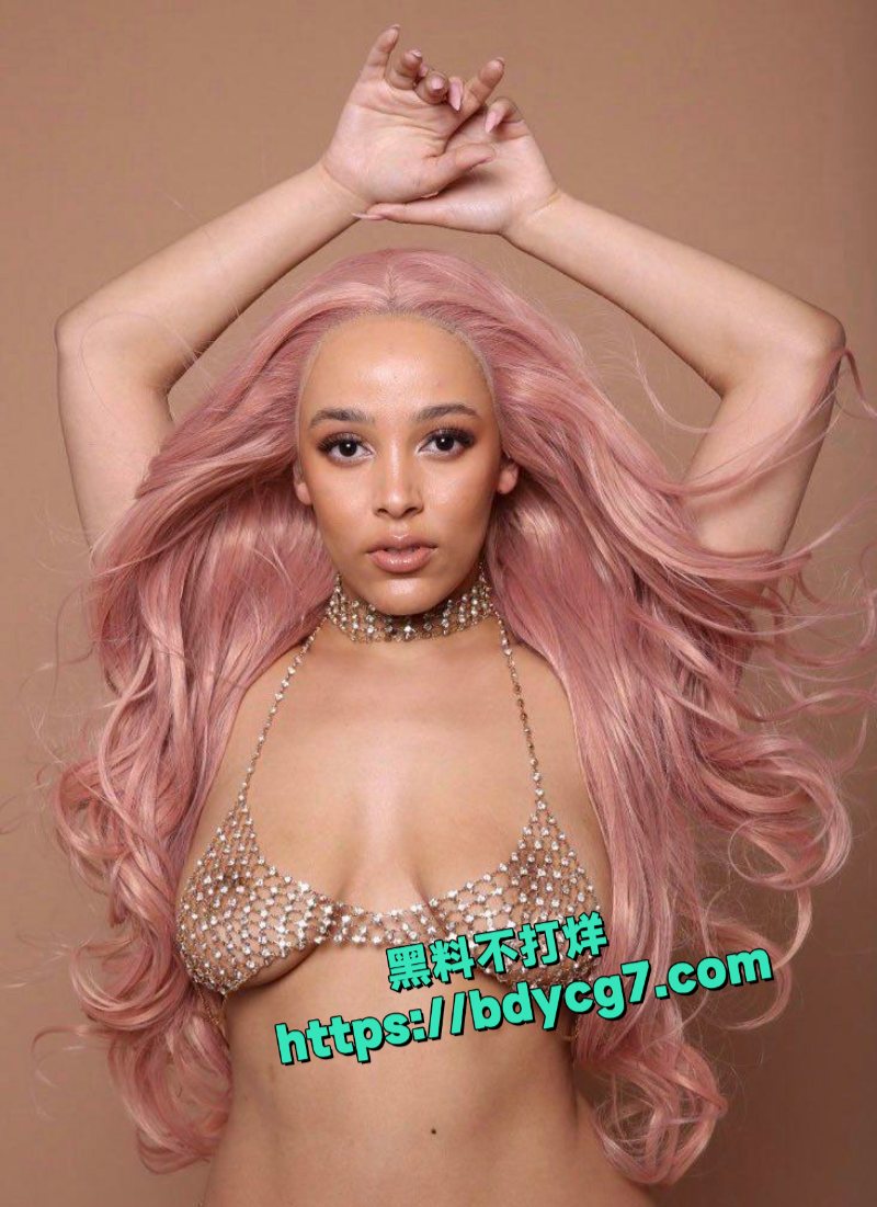 美国说唱歌手DojaCat纽约出席活动身着透视装3