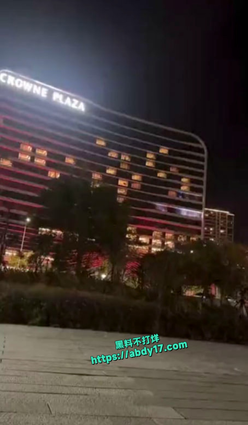 路人偷拍酒店落地窗精彩性爱画面 1