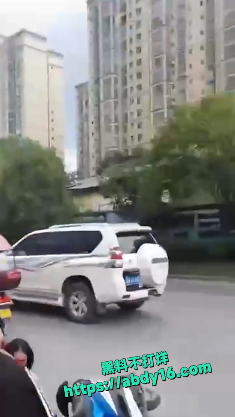 小姐姐骑电动车发生意外 7