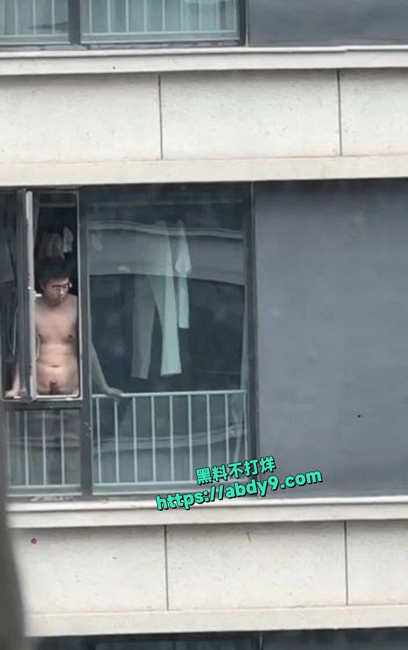 裸体眼镜哥窗户意淫街头美女打飞机 4