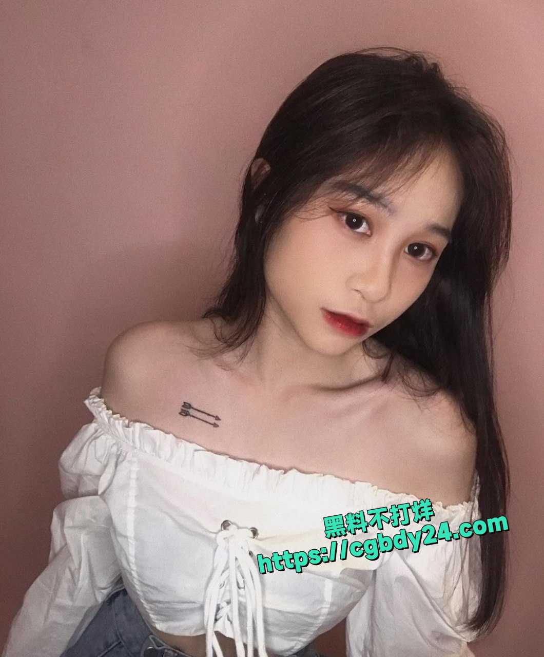 女大学生静宜与男友自拍的露面口交视频和后入做爱视频被外流了出来7