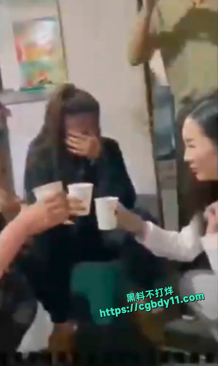 精神小伙小妹组团深夜公共女厕所挖大便吃5