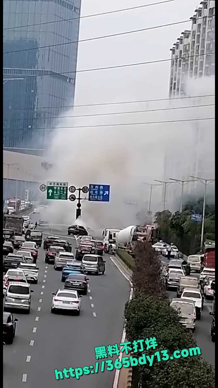 南京 栖霞大道 蔚来 比亚迪新能源 车祸 1