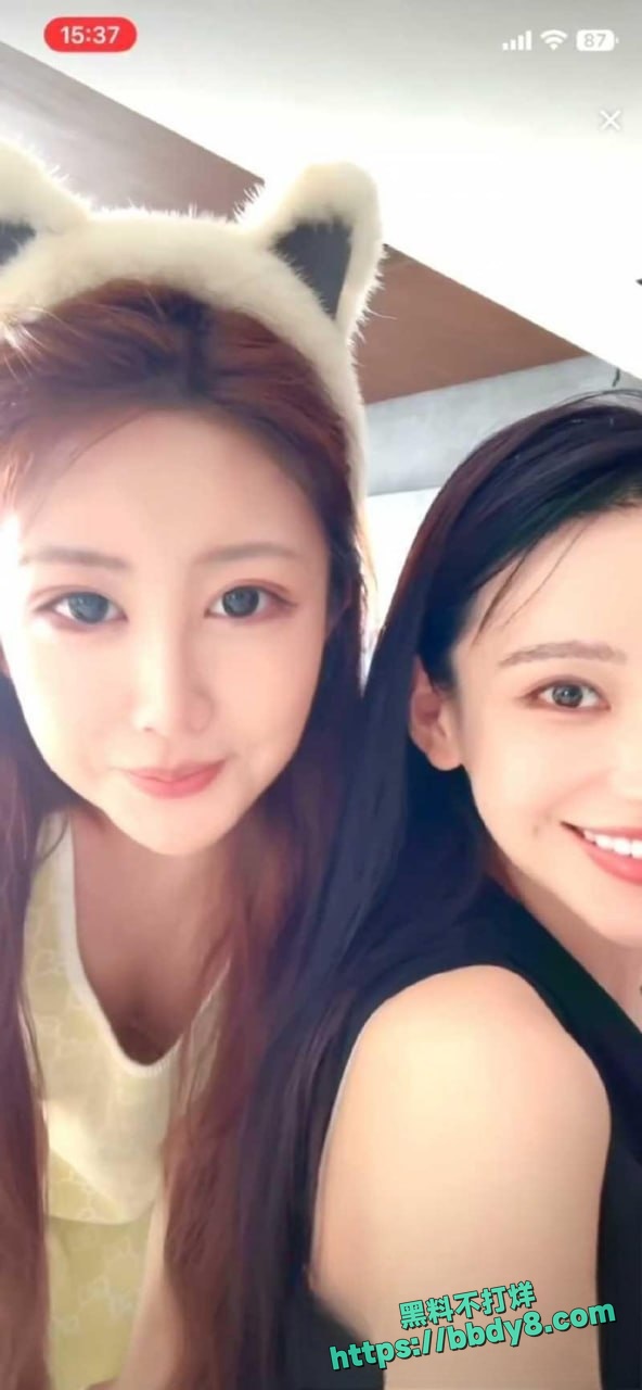 美女主播弯腰无意露了乳头5