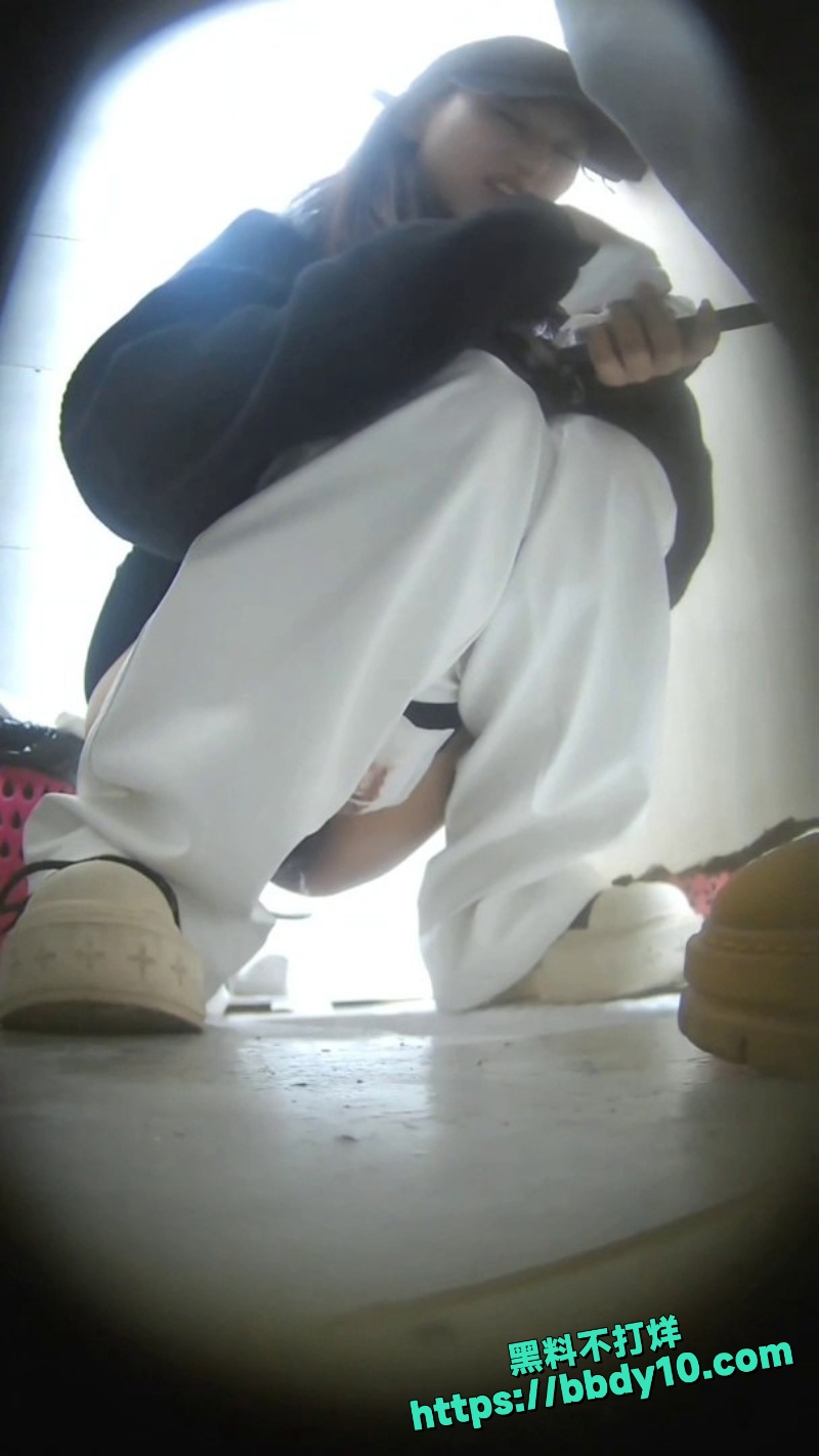 酒吧女厕偷拍 9