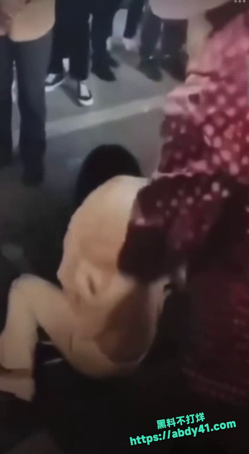 潭万豪街头抓小三衣服撕尽 2