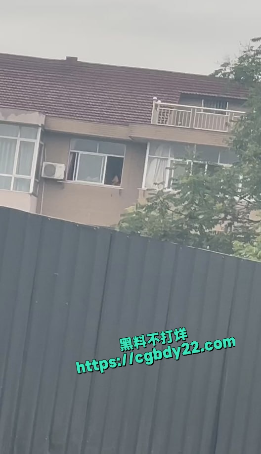 在家做爱不关窗户 女子疯狂骑乘摇摆遭路人偷拍网络疯传3