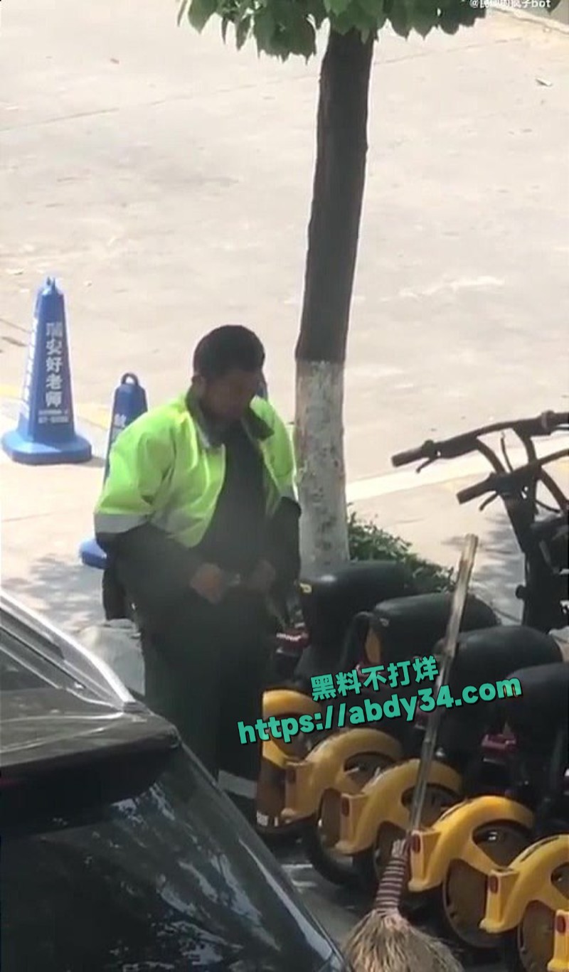 大爷公共场所拿扫把打飞机3