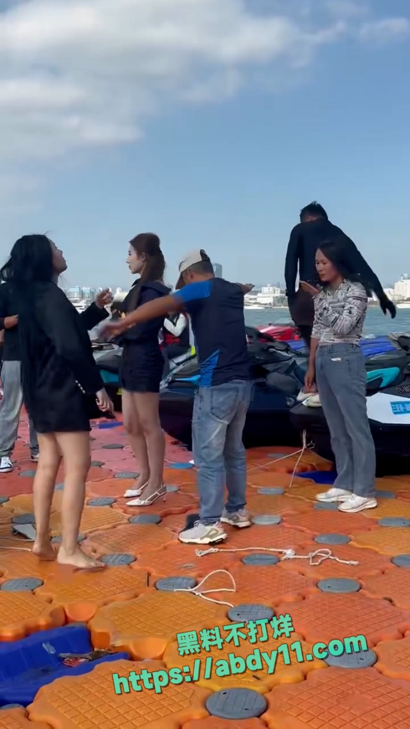 海南三亚钟情会所海边女人打架 4