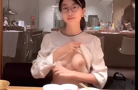 眼镜妹反差婊吃饭时突然撩衣露大奶 粉嫩乳头直接展现 骚浪本性彻底暴露