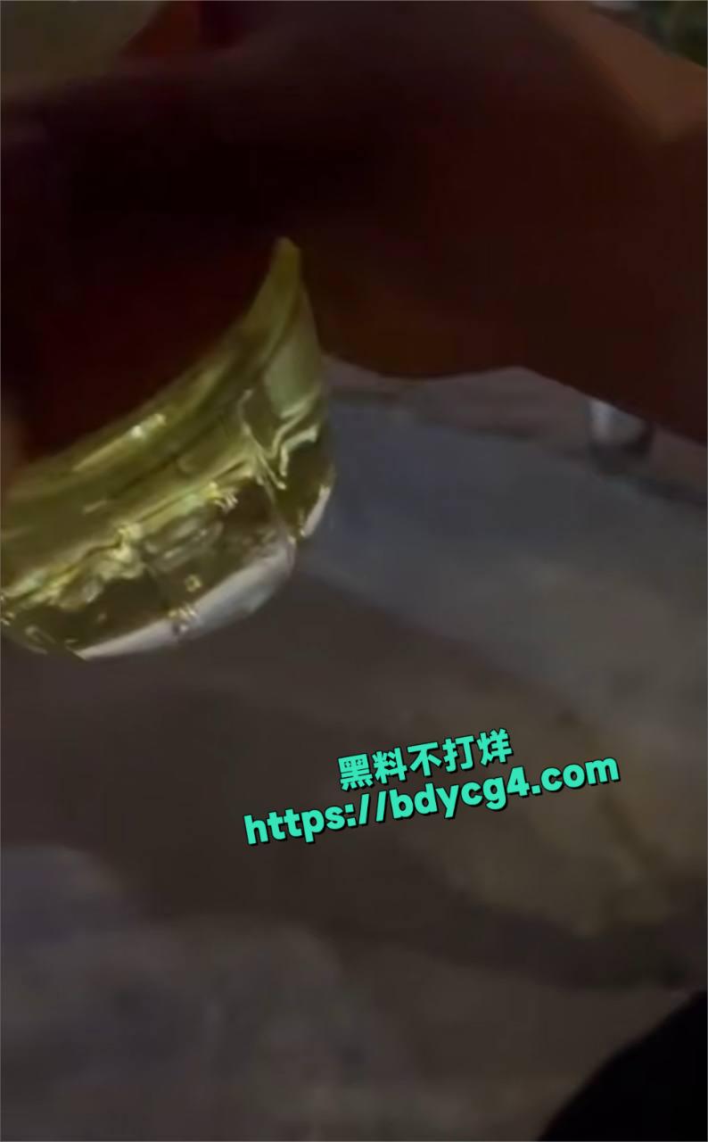 青岛黄岛一男子裸体躺地板上