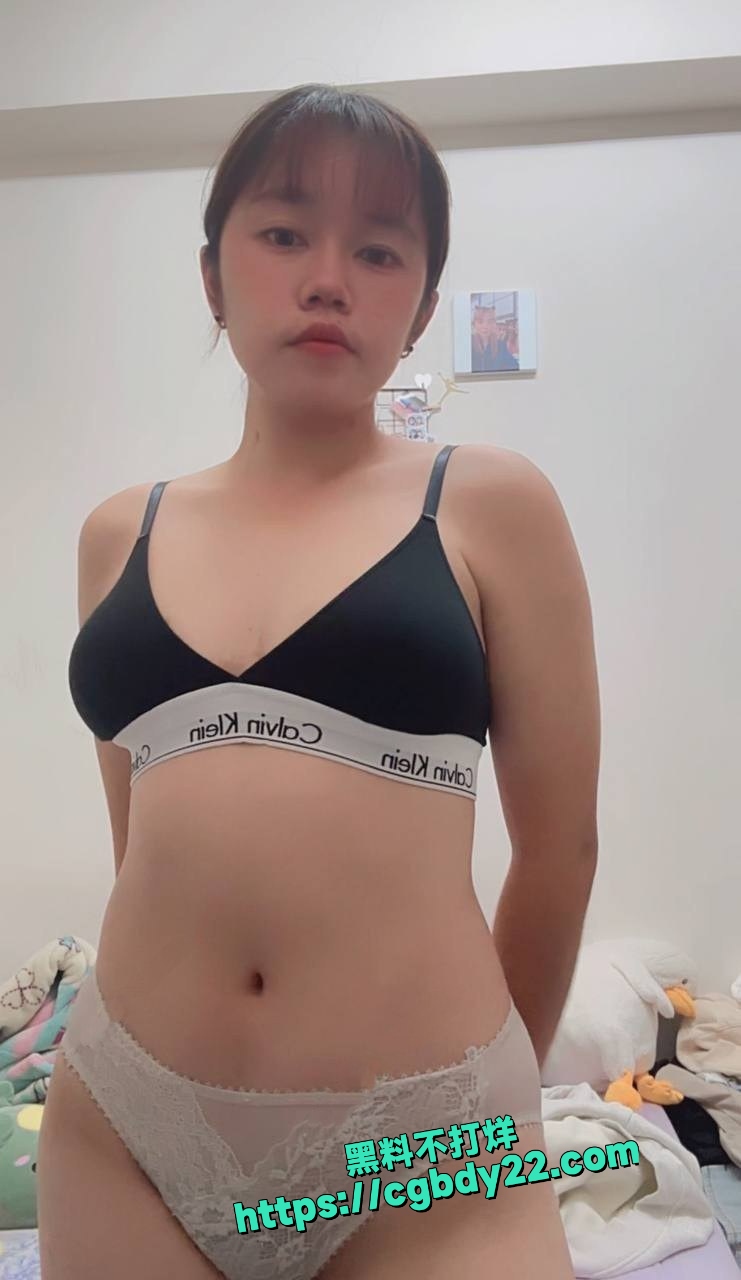 网路大神独家曝光出自己调教了一位刚满18岁的超可爱微胖学生妹8
