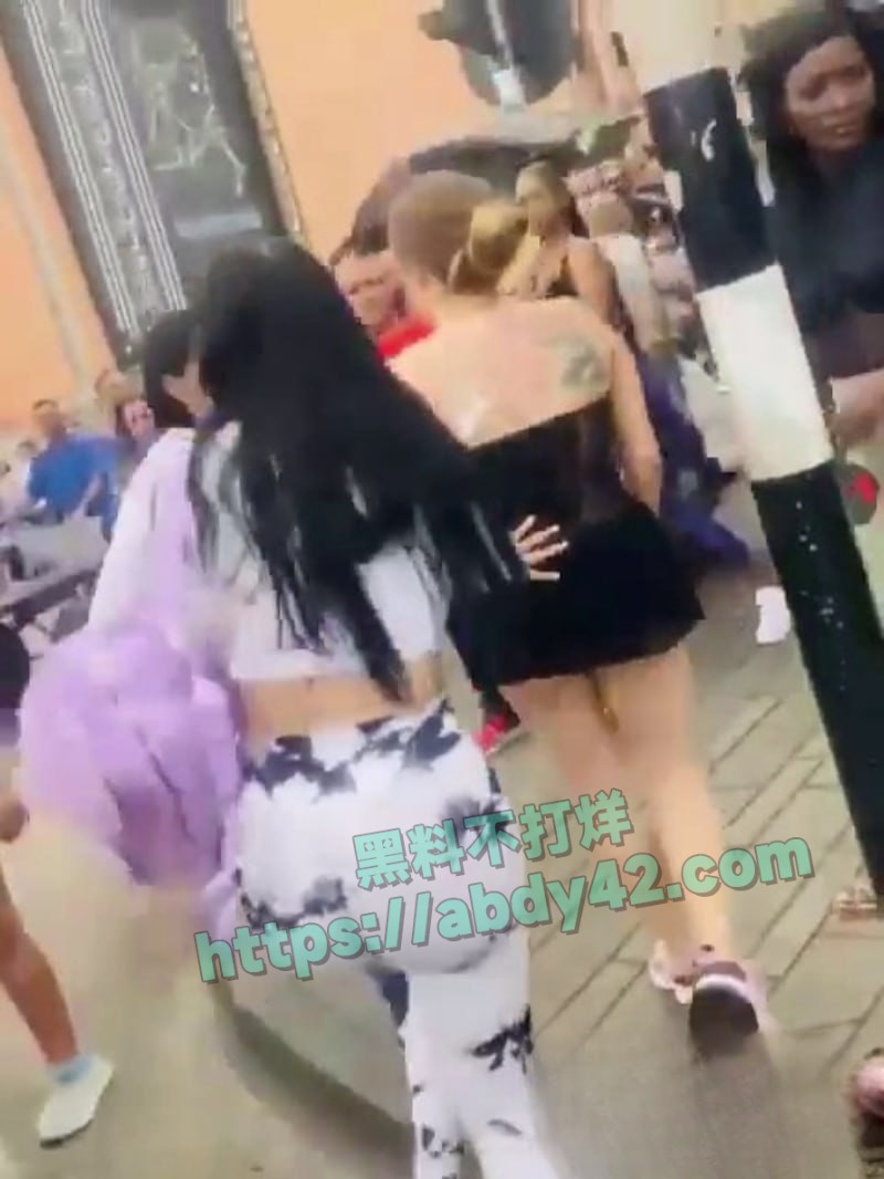 哥伦比亚市中心两女持刀搏斗3