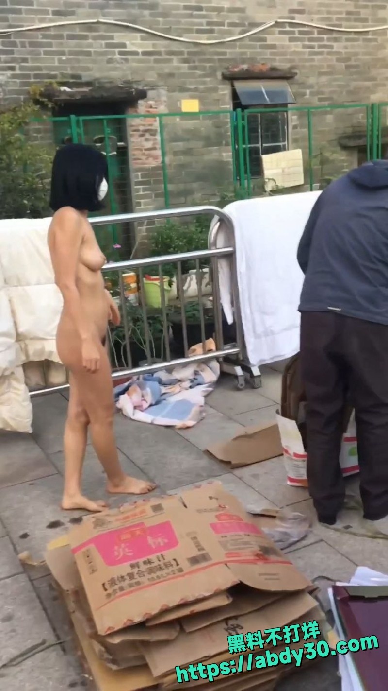 户外露出博主cikaimoon街头全裸 超级大胆和老头合照露出