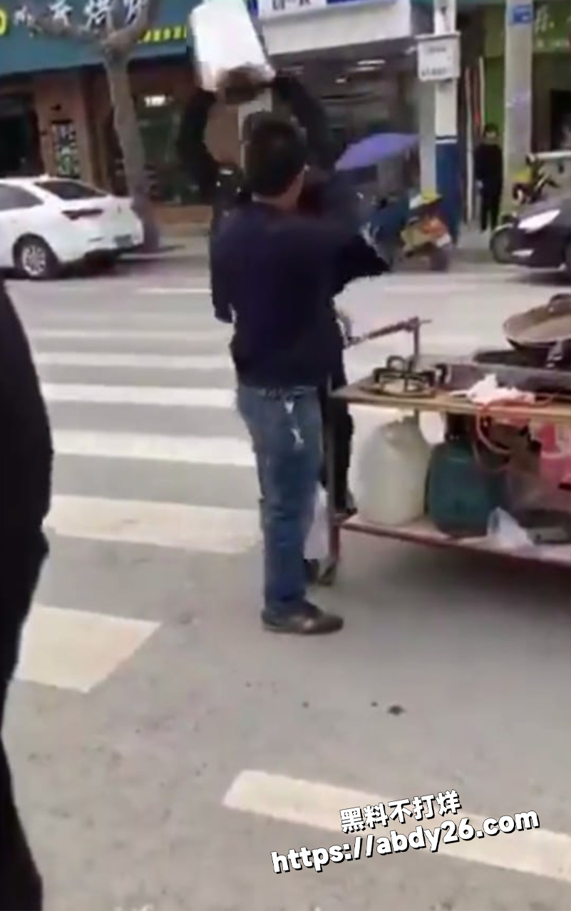 仗着自己的那一点权利当街殴打小贩