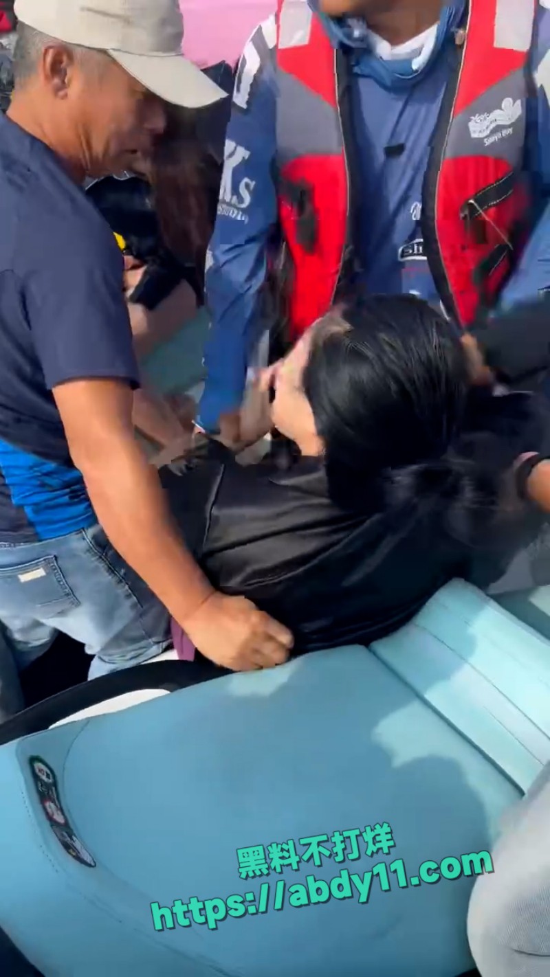 海南三亚钟情会所海边女人打架 2