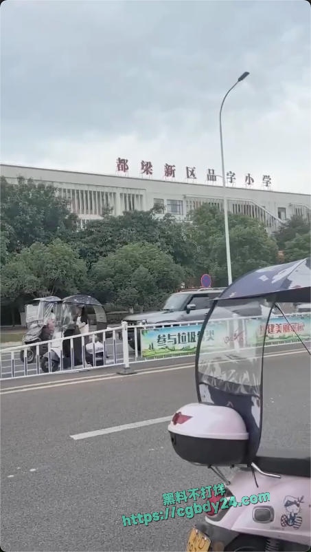 梁平品子小学门口中巴车与电动车相撞10
