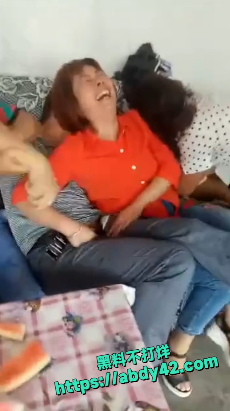 大妈去脱大爷的裤子 8